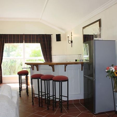 Camelot In Constantia Bed and Breakfast Kapstaden Exteriör bild