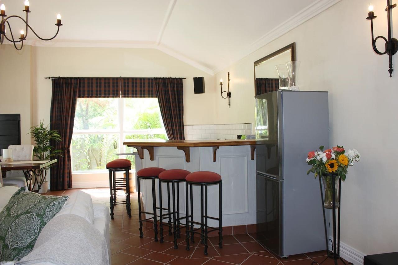 Camelot In Constantia Bed and Breakfast Kapstaden Exteriör bild