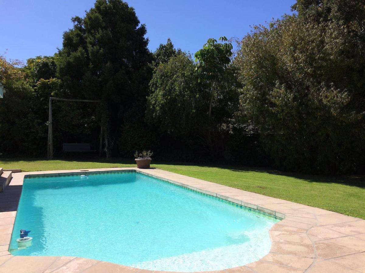 Camelot In Constantia Bed and Breakfast Kapstaden Exteriör bild