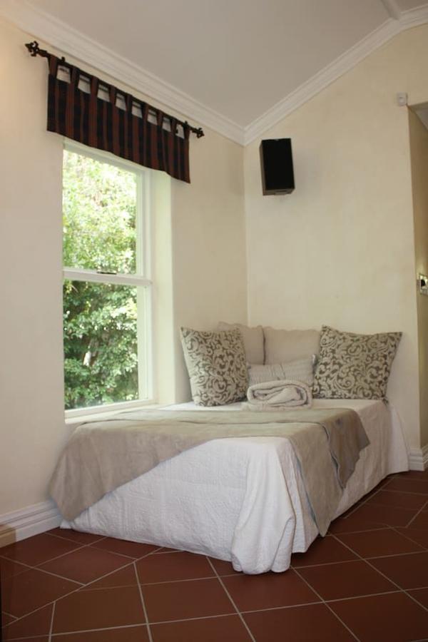 Camelot In Constantia Bed and Breakfast Kapstaden Exteriör bild