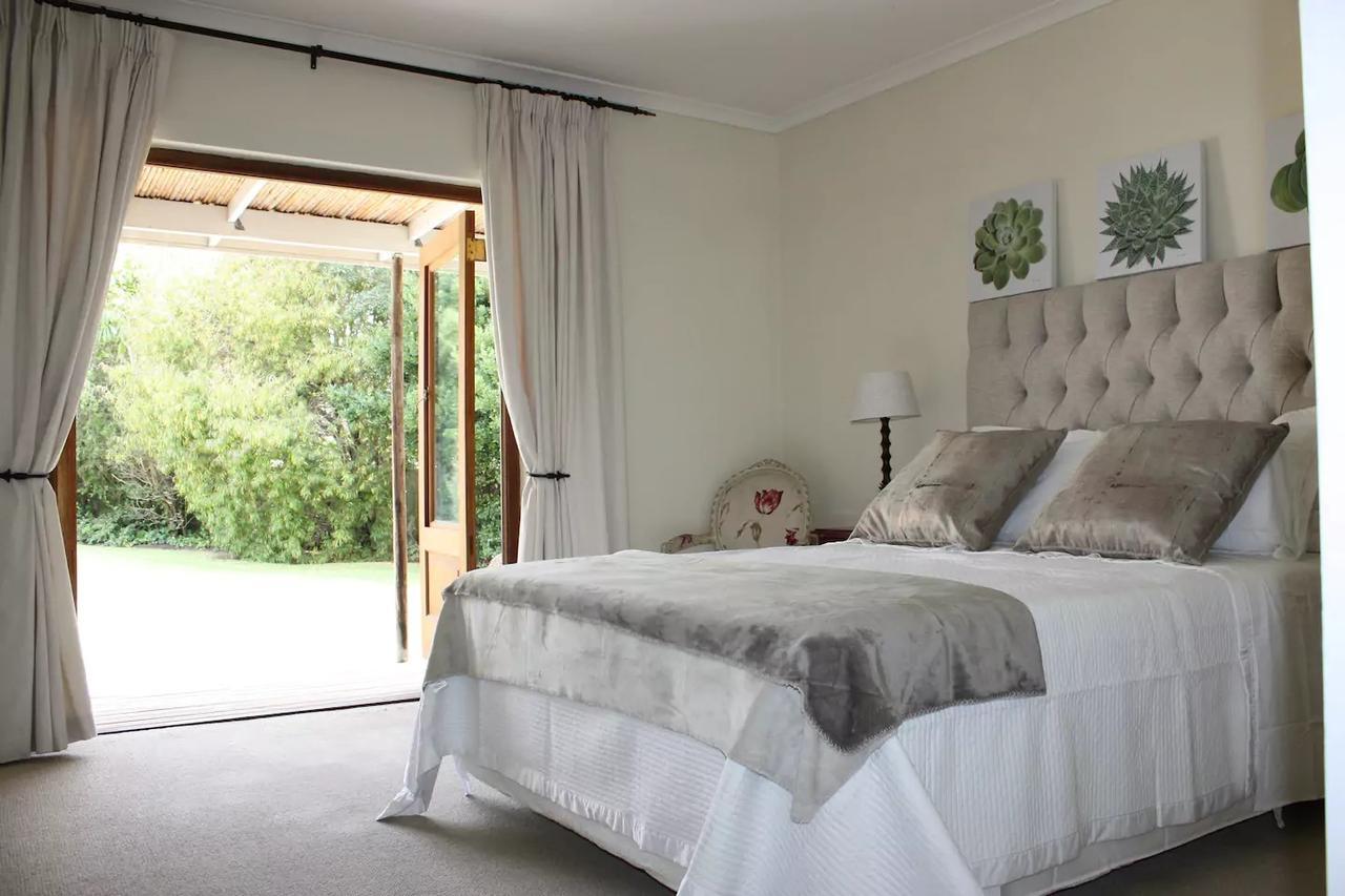 Camelot In Constantia Bed and Breakfast Kapstaden Exteriör bild