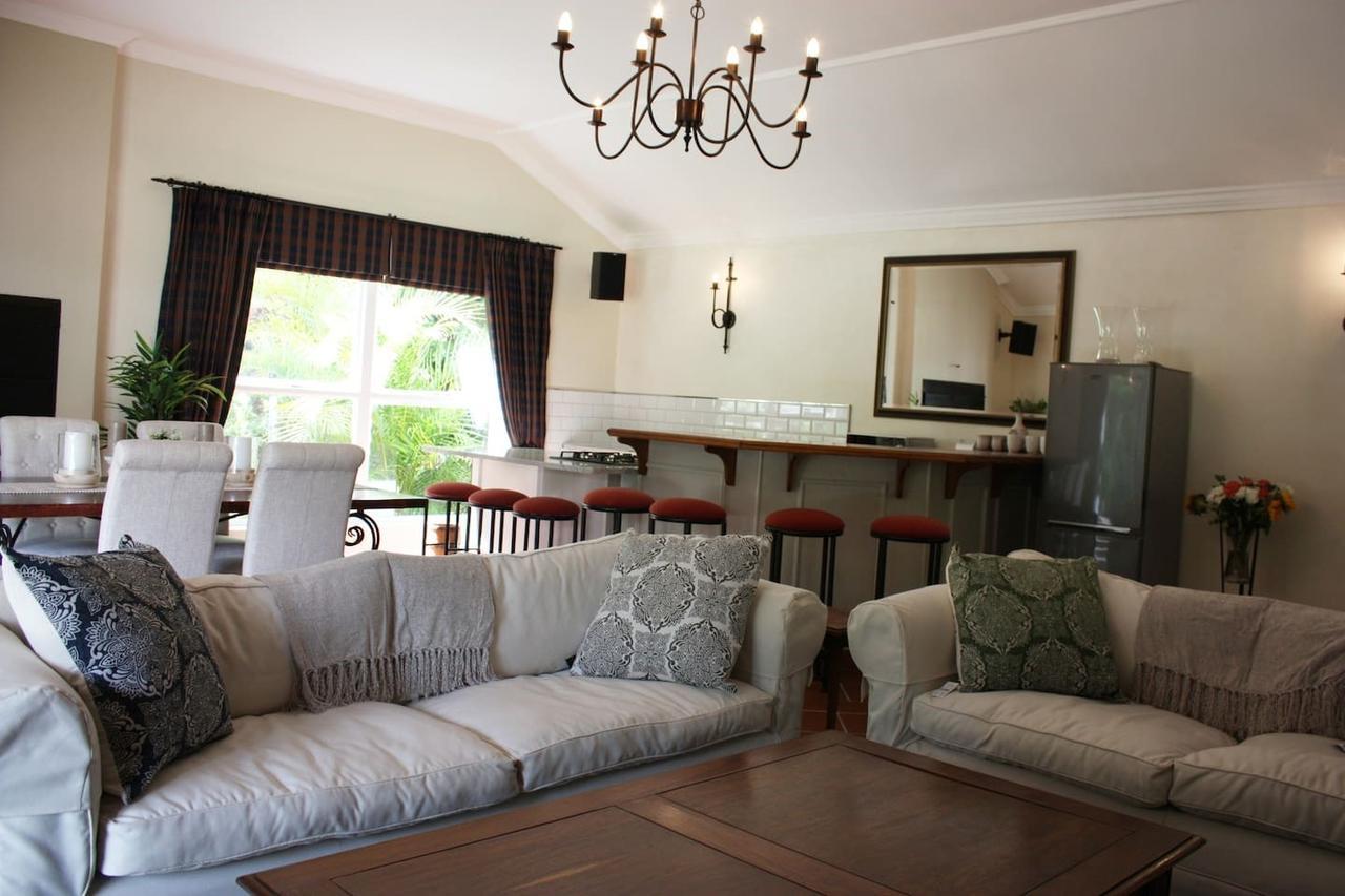 Camelot In Constantia Bed and Breakfast Kapstaden Exteriör bild