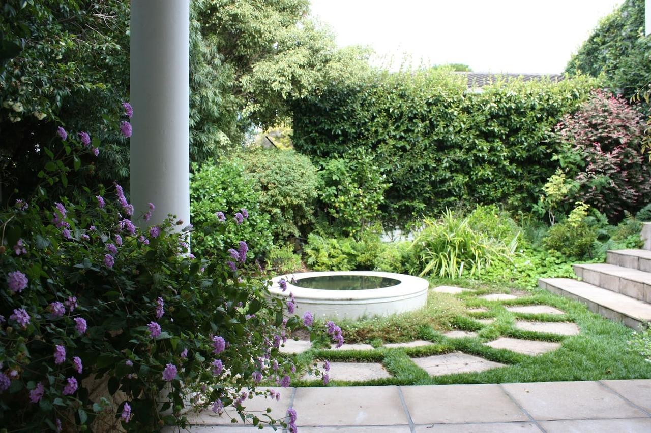 Camelot In Constantia Bed and Breakfast Kapstaden Exteriör bild