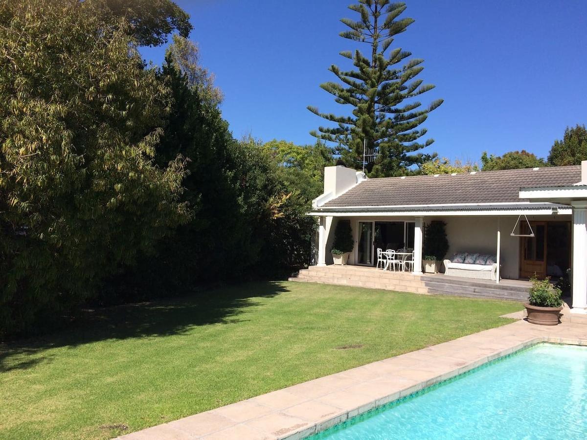 Camelot In Constantia Bed and Breakfast Kapstaden Exteriör bild
