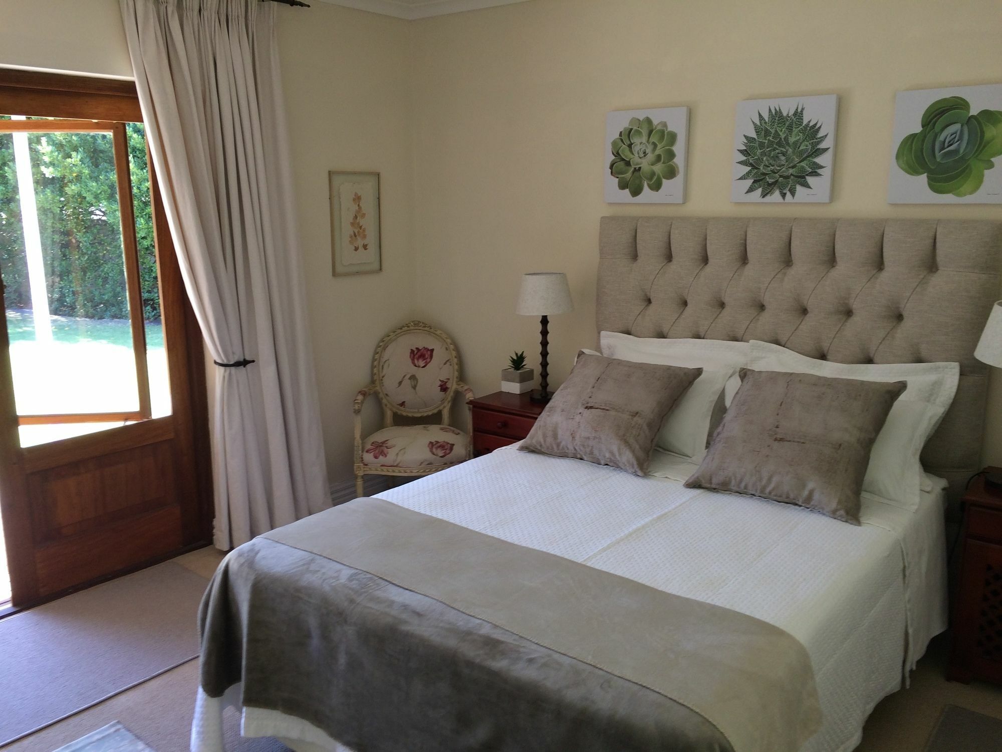 Camelot In Constantia Bed and Breakfast Kapstaden Exteriör bild